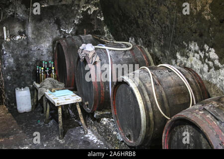 Fässer mit Wein innerhalb des kleinen Weinkeller auf dem Hügel am Rande des Dorfes sind in Bogacs, Ungarn gesehen am 29. März 2019 Bogacs Weinkeller ist ein Ort, wo Menschen den Geschmack der feurig Rot- und Weißwein aus der Gegend von lokalen Winzer © Michal Fludra/Alamy Leben Nachrichten aus und kaufen Stockfoto