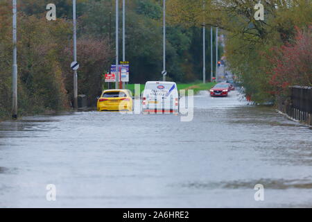 26. Oktober 2019, Castleford, West Yorkshire, UK Autofahrer Risiko durch Barnsdale Road fahren Überschwemmungen nach 24 Stunden von starken Regenfällen. Stockfoto