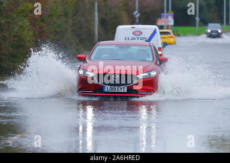 26. Oktober 2019, Castleford, West Yorkshire, UK Autofahrer Risiko durch Barnsdale Road fahren Überschwemmungen nach 24 Stunden von starken Regenfällen. Stockfoto