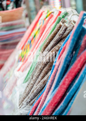 Süße Gummibärchen klebt auf einem Jahrmarkt mit verschwommenen Hintergrund Stockfoto