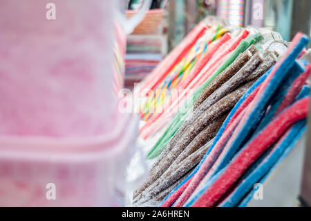 Süße Gummibärchen klebt auf einem Jahrmarkt mit verschwommenen Hintergrund Stockfoto