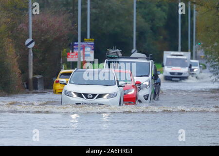 26. Oktober 2019, Castleford, West Yorkshire, UK Autofahrer Risiko durch Barnsdale Road fahren Überschwemmungen nach 24 Stunden von starken Regenfällen. Stockfoto