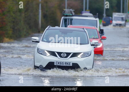 26. Oktober 2019, Castleford, West Yorkshire, UK Autofahrer Risiko durch Barnsdale Road fahren Überschwemmungen nach 24 Stunden von starken Regenfällen. Stockfoto