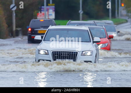 26. Oktober 2019, Castleford, West Yorkshire, UK Autofahrer Risiko durch Barnsdale Road fahren Überschwemmungen nach 24 Stunden von starken Regenfällen. Stockfoto