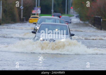 26. Oktober 2019, Castleford, West Yorkshire, UK Autofahrer Risiko durch Barnsdale Road fahren Überschwemmungen nach 24 Stunden von starken Regenfällen. Stockfoto