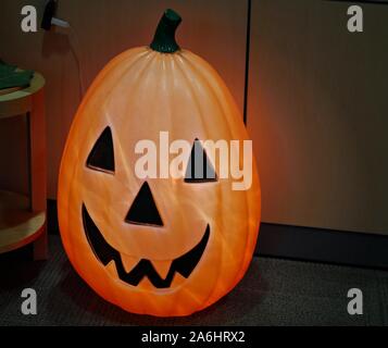 Nahaufnahme von einem beleuchteten Kunststoff Jack o'Lantern, Halloween Dekoration Stockfoto