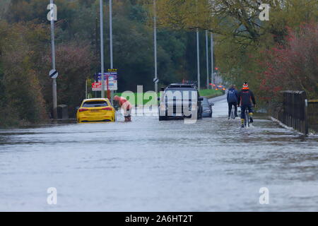 26. Oktober 2019, Castleford, West Yorkshire, UK Autofahrer Risiko durch Barnsdale Road fahren Überschwemmungen nach 24 Stunden von starken Regenfällen. Stockfoto