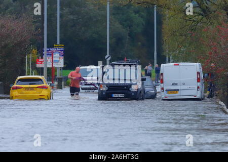 26. Oktober 2019, Castleford, West Yorkshire, UK Autofahrer Risiko durch Barnsdale Road fahren Überschwemmungen nach 24 Stunden von starken Regenfällen. Stockfoto