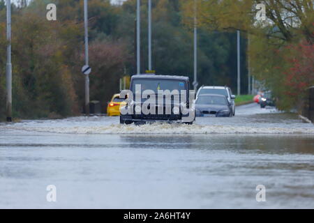 26. Oktober 2019, Castleford, West Yorkshire, UK Autofahrer Risiko durch Barnsdale Road fahren Überschwemmungen nach 24 Stunden von starken Regenfällen. Stockfoto