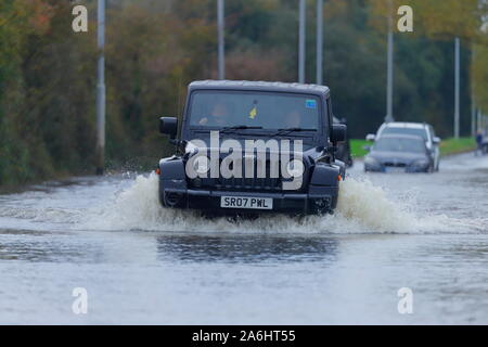 26. Oktober 2019, Castleford, West Yorkshire, UK Autofahrer Risiko durch Barnsdale Road fahren Überschwemmungen nach 24 Stunden von starken Regenfällen. Stockfoto