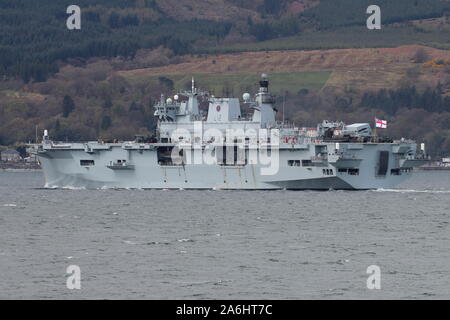 HMS Ocean (L 12), einen Hubschrauber carrier und Amphibisches Schiff der Royal Navy betrieben, vorbei an Gourock auf den Firth of Clyde. Stockfoto