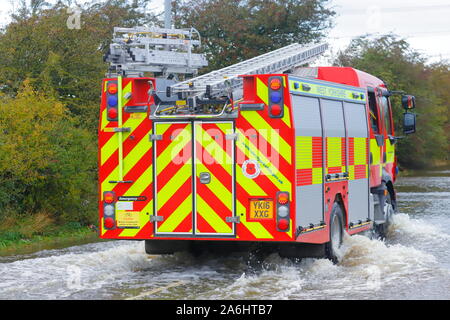 26. Oktober 2019, Castleford, West Yorkshire, UK Autofahrer Risiko durch Barnsdale Road fahren Überschwemmungen nach 24 Stunden von starken Regenfällen. Stockfoto