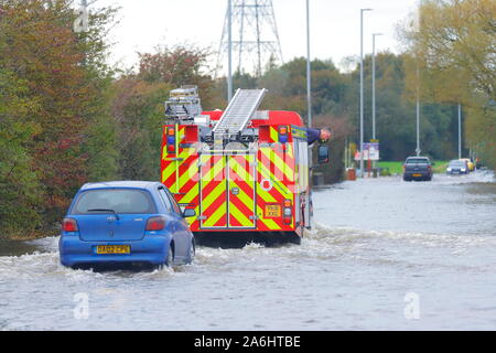 26. Oktober 2019, Castleford, West Yorkshire, UK Autofahrer Risiko durch Barnsdale Road fahren Überschwemmungen nach 24 Stunden von starken Regenfällen. Stockfoto