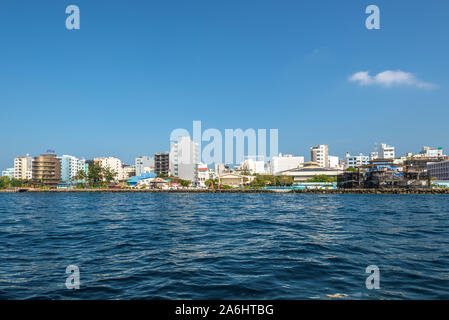 Male, Malediven - November 18, 2017: Waterfront Stadtbild der männlichen Stadt als vom Boot auf den Malediven, Indischer Ozean gesehen. Stockfoto