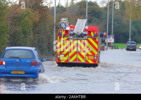 26. Oktober 2019, Castleford, West Yorkshire, UK Autofahrer Risiko durch Barnsdale Road fahren Überschwemmungen nach 24 Stunden von starken Regenfällen. Stockfoto