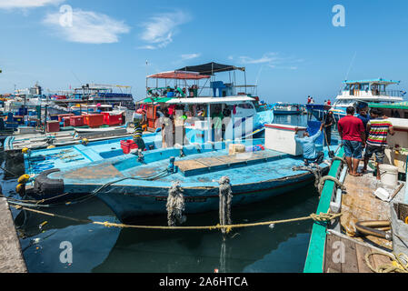 Male, Malediven - November 16, 2017: Bereich von frischem Fisch Markt in Male, Malediven. Angeln und Boot sind an der Pier. Die Malediven Konsi Stockfoto