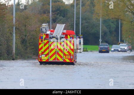 26. Oktober 2019, Castleford, West Yorkshire, UK Autofahrer Risiko durch Barnsdale Road fahren Überschwemmungen nach 24 Stunden von starken Regenfällen. Stockfoto