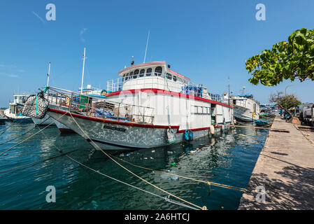 Male, Malediven - November 16, 2017: Bereich von frischem Fisch Markt in Male, Malediven. Transport Boot am Pier. Die Malediven besteht aus 1192 Stockfoto