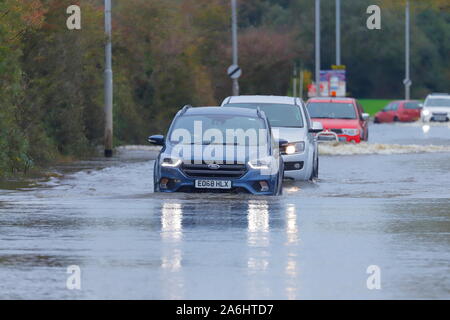 26. Oktober 2019, Castleford, West Yorkshire, UK Autofahrer Risiko durch Barnsdale Road fahren Überschwemmungen nach 24 Stunden von starken Regenfällen. Stockfoto