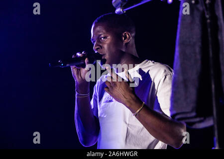 Mailand Italien. 26. Oktober 2019. Ashton D. Simmonds auf der Bühne als DANIEL CAESAR bekannt führt live auf der Bühne Fabrique während der "Fallstudie 01: Tour". Stockfoto