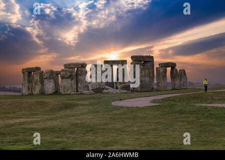 Stonehenge großes Panorama bei Sonnenuntergang, Vereinigtes Königreich Stockfoto