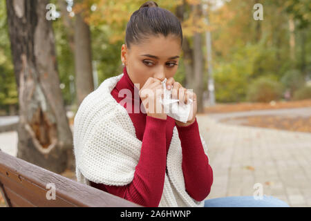 Schöne junge Frau verärgert nach dem Fang kalt wird Stockfoto