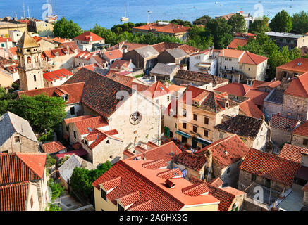 Panoramablick über die Innenstadt von Omis und die Kirche des Heiligen Geistes, Dalmatien, Kroatien Stockfoto