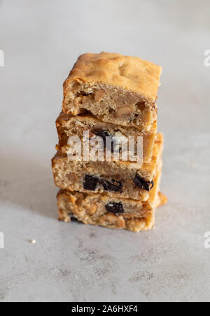 Blondie Brownies mit Erdnussbutter und weiße Schokolade. Hausgemachten, köstlichen Dessert. Stockfoto
