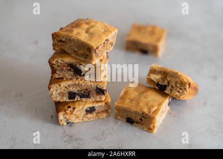 Blondie Brownies mit Erdnussbutter und weiße Schokolade. Hausgemachten, köstlichen Dessert. Stockfoto