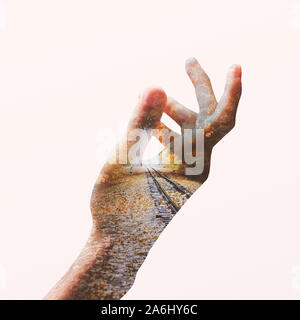 Double Exposure Auswirkungen von Herbst Eisenbahn auf Silhouette von Hand Stockfoto