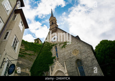 SALZBURG, Österreich - Juli 25., 2017. Kirche des Hl. Blasius am Ende der Getreidegasse, Salzburg, Österreich Stockfoto