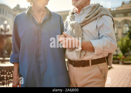 Wahre Liebe stirbt nie. Foto von Senior Paar Hände halten 7/8 während gemeinsam im Freien Stockfoto