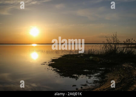 Sonnenuntergang über der zweitgrößte See in Estland namens Vortsjarv liegt in der Nähe des Dorfes Vaibla, Estland gesehen, am 30. April 2019 © Michal Fludra/Alamy leben Nachrichten Stockfoto