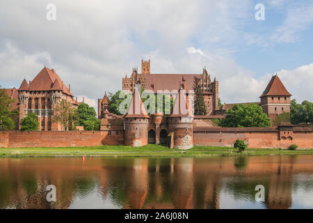 Die Marienburg in Malbork, Polen gesehen, am 18. Mai 2019 die Burg des Deutschen Ordens in Marienburg (zamek Krzyzacki w Malborku) ist ein aus dem 13. Jahrhundert germanische Burg und Festung. Es ist das größte Schloss der Welt von Fläche und ein UNESCO-Weltkulturerbe gemessen. © Michal Fludra/Alamy leben Nachrichten Stockfoto