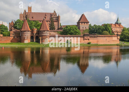 Die Marienburg in Malbork, Polen gesehen, am 18. Mai 2019 die Burg des Deutschen Ordens in Marienburg (zamek Krzyzacki w Malborku) ist ein aus dem 13. Jahrhundert germanische Burg und Festung. Es ist das größte Schloss der Welt von Fläche und ein UNESCO-Weltkulturerbe gemessen. © Michal Fludra/Alamy leben Nachrichten Stockfoto