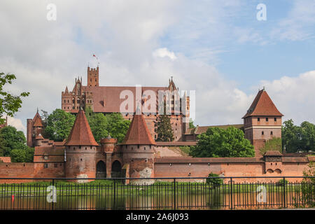 Die Marienburg in Malbork, Polen gesehen, am 18. Mai 2019 die Burg des Deutschen Ordens in Marienburg (zamek Krzyzacki w Malborku) ist ein aus dem 13. Jahrhundert germanische Burg und Festung. Es ist das größte Schloss der Welt von Fläche und ein UNESCO-Weltkulturerbe gemessen. © Michal Fludra/Alamy leben Nachrichten Stockfoto