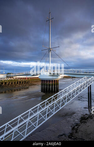 Pont y Ddraig Fußgängerbrücke in Rhyl Hafen an der Küste von Nordwales Stockfoto