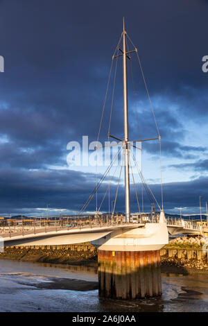 Pont y Ddraig Fußgängerbrücke in Rhyl Hafen an der Küste von Nordwales Stockfoto