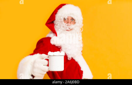 Verschwommen Santa Claus trinken heißen Kakao mit Marshmallows Stockfoto