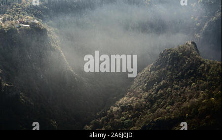 Einen spektakulären Blick in das Bodetal mit steigenden Nebel im Herbst. Mystische Wälder des Harzes in Sachsen-Anhalt in der Nähe von Thale, Deutschland. Stockfoto