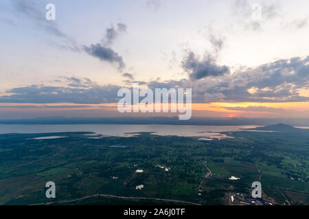 Landschaft Sonnenaufgang und Pa Sak Jolasid Dam in Khao Phra Ya Dern Tanga View Point. Nikhom Phatthana, Lopburi Thailand Stockfoto