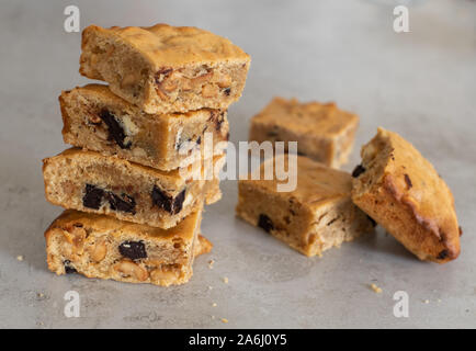 Blondie Brownies mit Erdnussbutter und weiße Schokolade. Hausgemachten, köstlichen Dessert. Stockfoto