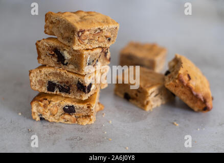 Blondie Brownies mit Erdnussbutter und weiße Schokolade. Hausgemachten, köstlichen Dessert. Stockfoto