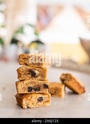Blondie Brownies mit Erdnussbutter und weiße Schokolade. Hausgemachten, köstlichen Dessert. Stockfoto