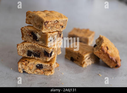 Blondie Brownies mit Erdnussbutter und weiße Schokolade. Hausgemachten, köstlichen Dessert. Stockfoto
