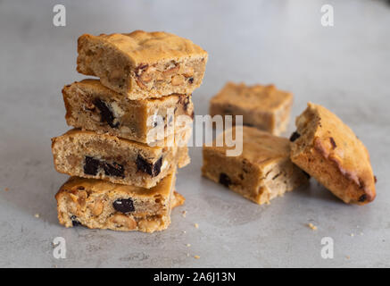 Blondie Brownies mit Erdnussbutter und weiße Schokolade. Hausgemachten, köstlichen Dessert. Stockfoto