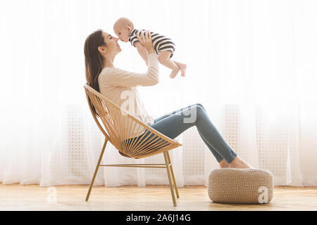 Glückliche Mutter verbringt Zeit mit ihren neugeborenen Babys zu Hause Stockfoto