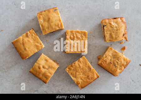 Blondie Brownies mit Erdnussbutter und weiße Schokolade. Hausgemachten, köstlichen Dessert. Stockfoto