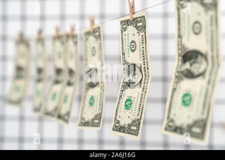 Banknoten hängend an einem Seil für metaphoring Rechtliche finanzielle Unternehmen. Stockfoto