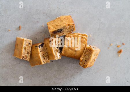 Blondie Brownies mit Erdnussbutter und weiße Schokolade. Hausgemachten, köstlichen Dessert. Stockfoto